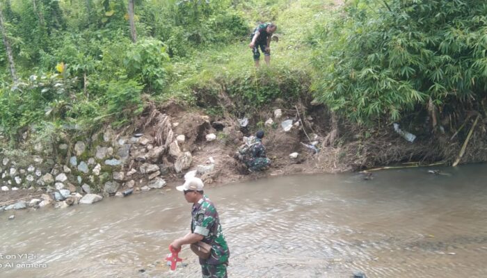 Babinsa Dampingi Pengecekan Sungai Demi Akses Warga Sekotong