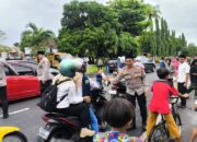 Personel Polres Lombok Timur Bagikan Takjil dan Sampaikan Himbauan Kamtibmas kepada Pengendara