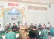 Bhabinkamtibmas Desa Sekongkang Bawah Hadiri Sedekah Lang di Masjid Nurul Iman