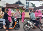 Semangat Berbagi di Bulan Suci, Polsek Empang dan Bhayangkari Salurkan Takjil kepada Masyarakat