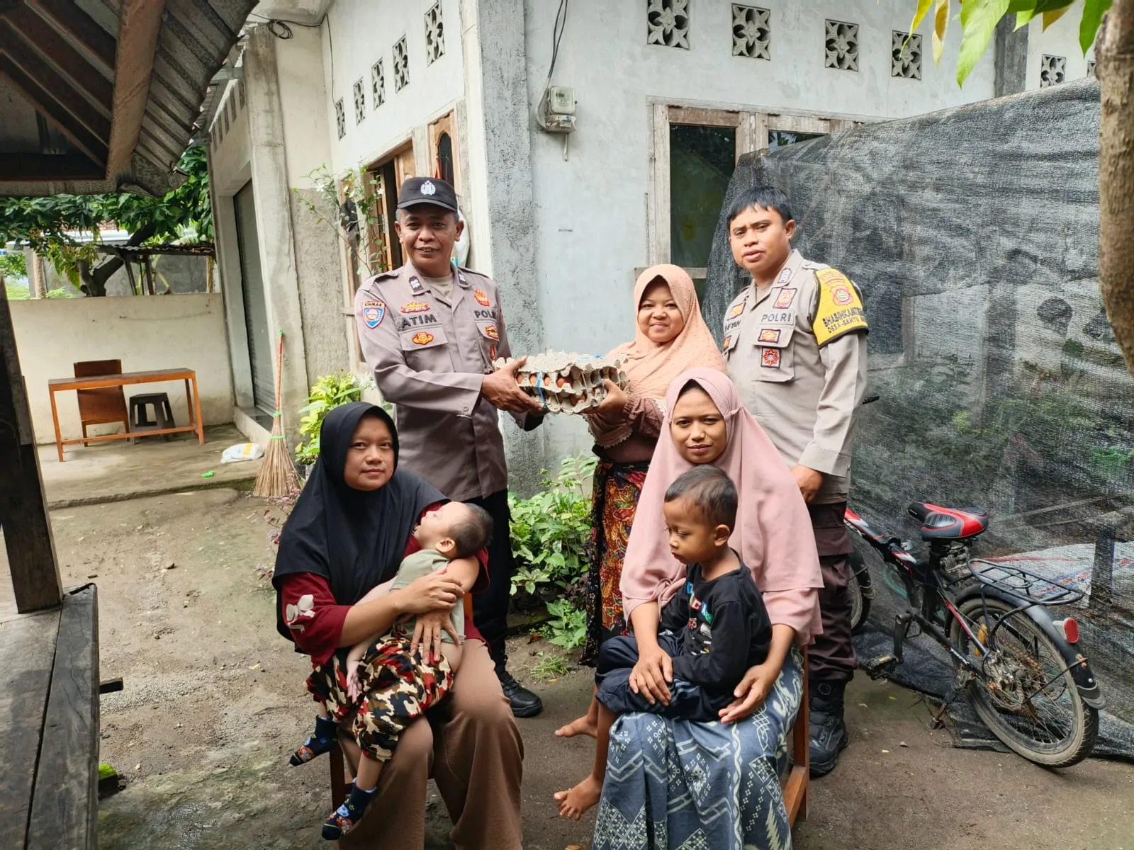 Aksi Satu Personel Satu Telur Polsek Kediri Sasar Balita Banyumulek