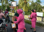 Polres Lombok Barat Bagikan Takjil Gratis di Jalur Gerung