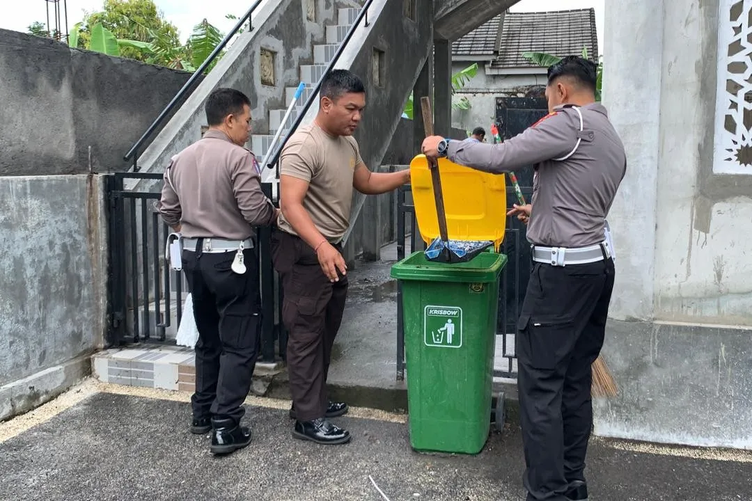 Satlantas Polres Lobar Gelar Aksi Bersih Masjid dan Edukasi Lalin