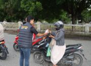 Hangatkan Sore Menjelang Berbuka Puasa dan Raih Berkah di Bulan Suci Ramadhan Satresnarkoba Polres Bima Kabupaten Bagikan Takjil