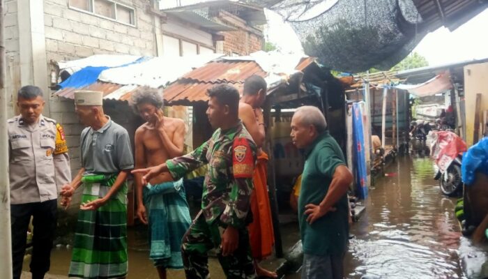 Babinsa, Bhabinkamtibmas, dan Kadus Cek Rumah Terendam Banjir