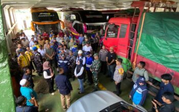 Sinergi TNI Polri Amankan Arus Mudik Pelabuhan Lembar