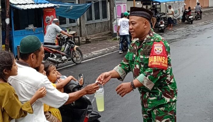 Babinsa dan Warga Ampenan Tengah Berbagi Takjil