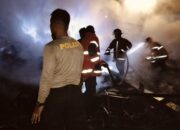 Arus Pendek Listrik Hanguskan Rumah Panggung di Desa Ngeru, Polsek Moyo Hilir Amankan TKP