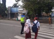 Sat Lantas Polres Bima Kota Laksanakan Rawan Pagi, Bantu Anak Sekolah Menyeberang Jalan