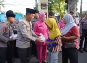 Sore Ramadhan di Mataram, Kapolda NTB Berbagi Takjil untuk Warga