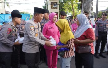 Sore Ramadhan di Mataram, Kapolda NTB Berbagi Takjil untuk Warga