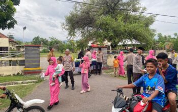 Ramadan Penuh Berkah, Polsek Kilo dan Bhayangkari Berbagi Takjil di Depan Mako