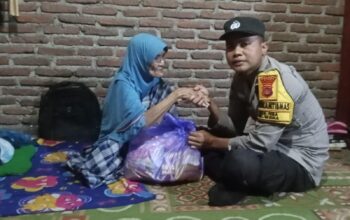Hadirkan Seuntai Senyuman dan Harapan Bhabinkamtibmas Polsek Woha Berbagi Sembako Kepada Lansia