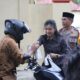 Bag Ops dan Si Humas Polres Dompu Berbagi Takjil di Bulan Ramadan, Sambil Edukasi Keselamatan Berlalu Lintas