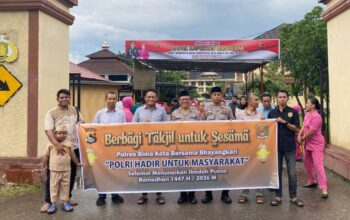 Wujud Kepedulian di Bulan Ramadhan, Sat Reskrim dan Bhayangkari Polres Bima Kota Berbagi Takjil