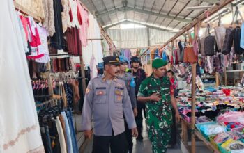 Satgas Preventif Pos PaM Operasi Ketupat Polres Bima Kabupaten Gelar Patroli Humanis di Pasar Tradisional Sila