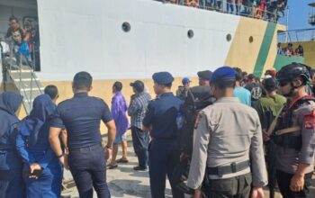 Personel Ops Ketupat Rinjani 2026 Amankan Kedatangan Kapal Perintis Tol Laut Sabuk Nusantara 79 di Pelabuhan Bima