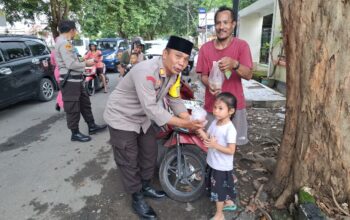 Dalam rangka meningkatkan kepedulian sosial di bulan suci Ramadhan serta mempererat hubungan dengan masyarakat, Polres Dompu melaksanakan kegiatan pembagian takjil kepada masyarakat yang melintas di depan Mako Polres Dompu, Senin (16/3/2026) sekitar pukul 16.30 WITA hingga selesai.  Kegiatan tersebut dipimpin oleh: AKP Saiful Anhar (Plh. Kabag Log) AKP Zuharis (Kasi Propam) AKP Rusdi (Kasikum) serta melibatkan anggota Bag Logistik dan anggota Provos Polres Dompu.  Pembagian takjil diberikan kepada para pengguna jalan, baik pengendara roda dua maupun roda empat yang melintas menjelang waktu berbuka puasa. Kegiatan ini disambut antusias oleh masyarakat yang merasa terbantu dan diapresiasi atas kepedulian dari jajaran Polres Dompu.  Di sela-sela kegiatan, personel juga menyampaikan imbauan kamtibmas dan kamseltibcarlantas kepada masyarakat agar senantiasa tertib berlalu lintas, mematuhi aturan di jalan raya, serta meningkatkan kewaspadaan, khususnya menjelang arus mudik Lebaran.  Adapun maksud dan tujuan dari kegiatan pembagian takjil ini adalah sebagai bentuk kepedulian Polri kepada masyarakat, mempererat silaturahmi, serta menciptakan situasi kamtibmas yang aman dan kondusif selama bulan Ramadhan.  Kapolres Dompu AKBP Sodikin Fahrojin Nur, S.I.K., melalui Kasi Humas IPTU I Nyoman Suardika menyampaikan bahwa kegiatan ini merupakan wujud nyata kehadiran Polri di tengah masyarakat.  “Kegiatan berbagi takjil ini bukan hanya sekadar berbagi makanan untuk berbuka puasa, tetapi juga sebagai sarana untuk menjalin kedekatan dengan masyarakat serta menyampaikan pesan-pesan penting terkait keamanan dan keselamatan, khususnya menjelang mudik Lebaran,” ungkapnya.  Lebih lanjut, ia berharap melalui kegiatan ini dapat menumbuhkan rasa kebersamaan serta meningkatkan kesadaran masyarakat akan pentingnya menjaga keamanan dan ketertiban di lingkungan masing-masing. Selama kegiatan berlangsung, situasi terpantau aman, tertib, dan lancar