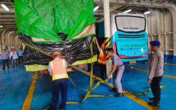 Pastikan Keselamatan Penumpang, Ditpolaurud Polda NTB Bersama KSOP Awasi Bongkar Muat di Pelabuhan Lembar