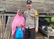 Bhabinkamtibmas Polsek Sanggar, Salurkan Bantuan Sembako Bagi Lansia Yang Hidup Sebatang Kara di Desa Binaannya