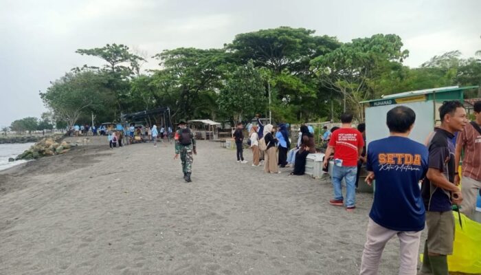 Pantai Loang Baloq Bersolek Sambut Tradisi Lebaran Ketupat