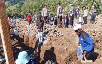 Personel Polsek Ambalawi Gotong Royong Bersama Warga, Peletakan Batu Pertama Masjid Nurul Hikmah Desa Kole