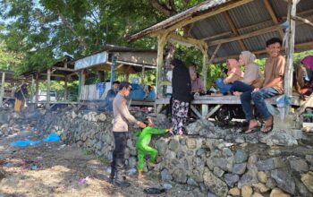 “Hadir Mengayomi” Polres Bima Kabupaten Menggelar Patroli dan Pengamanan Wisata di Pantai Kalaki