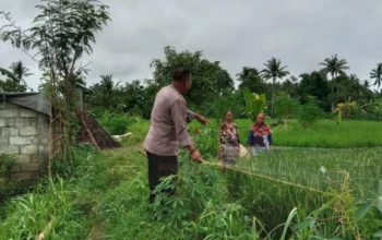 Bhabinkamtibmas Bagik Polak Barat Motivasi Petani di Dusun Jogot