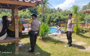 Polres Lombok Tengah Tingkatkan Keamanan Objek Wisata, Bhabinkamtibmas Laksanakan Pengamanan di Kolam Renang Tibu Lemu