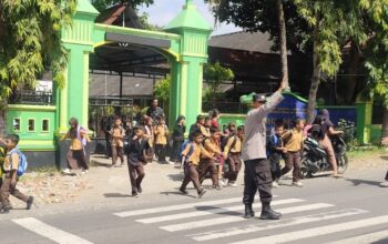 Personel Polsek Suela Laksanakan Pengaturan Lalu Lintas di Depan SDN 2 Suela