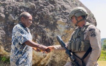 Satgas Damai Cartenz Gelar Patroli dan Pelayanan Kesehatan di Sinak