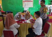 **Bhabinkamtibmas Desa Meraran Dampingi Screening Kesehatan Siswa, Wujud Sinergi Cegah Penyakit Tidak Menular**