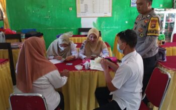 **Bhabinkamtibmas Desa Meraran Dampingi Screening Kesehatan Siswa, Wujud Sinergi Cegah Penyakit Tidak Menular**