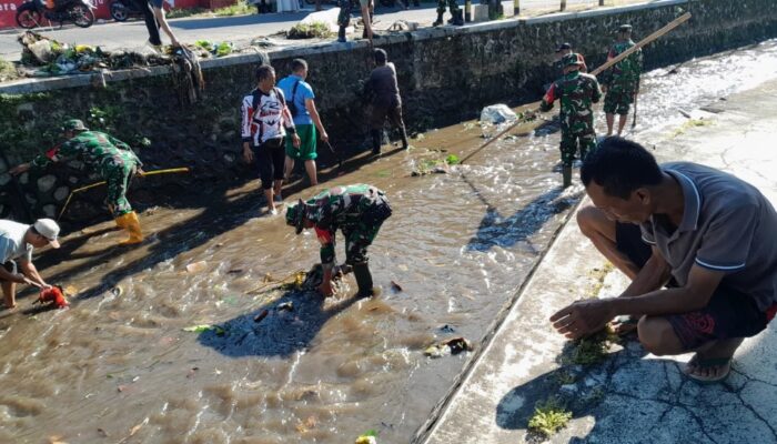 Semangat Kebersamaan, Babinsa dan Warga Bersihkan Lingkungan
