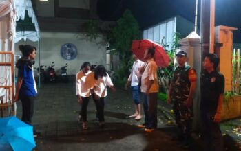 Babinsa Pejanggik Hadir Jaga Ibadah Paskah Penuh Kedamaian