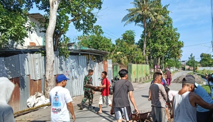 Warga dan Babinsa Kompak Bersihkan Jalan Haji Naim