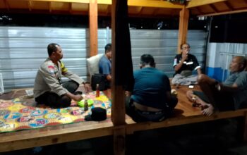 Bhabinkamtibmas Apitaik Sambangi Warga Saat Patroli Malam, Ajak Jaga Kamtibmas di Lingkungan SPPG