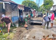 Gotong Royong TNI dan Warga Perbaiki Jalan Rusak