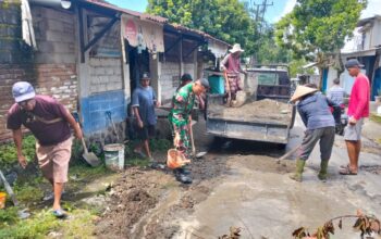 Gotong Royong TNI dan Warga Perbaiki Jalan Rusak