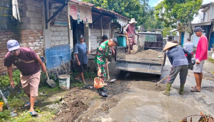 Gotong Royong TNI dan Warga Perbaiki Jalan Rusak