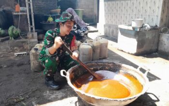 Babinsa Karang Bayan Dorong Inovasi Pengrajin Gula Aren Hadapi Peluang Pasar