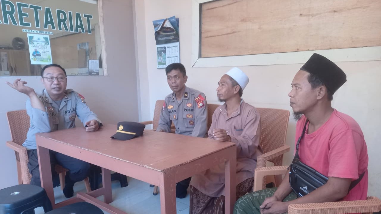 Sat Binmas Polres Lombok Barat Sambang Desa Lembar Selatan