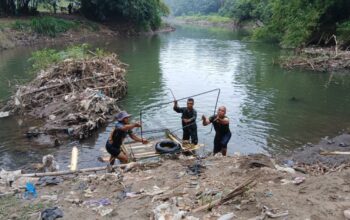 Perjuangan Kodim 1606 Angkut Material Lewat Sungai
