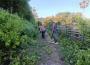 Bhabinkamtibmas Desa Tarusa Ajak Warga Gotong Royong Bersihkan Sampah dan Semak Belukar