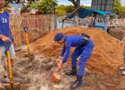 Implementasi Program Kapolres Bima Kabupaten “Polisi Peduli” Satpolairud Gotong Royong bantu Bangun Rumah Warga