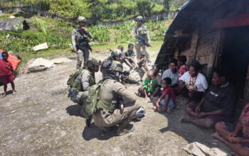 Satgas Damai Cartenz Laksanakan Patroli dan Layanan Kesehatan di Pengungsian Gigobak Sinak, Wujud Nyata Kepedulian kepada Warga
