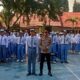 KAPOLSEK DOMPU JADI PEMBINA UPACARA DAN SERAHKAN PENGHARGAAN SISWA BERPRESTASI DI SMKN 1 DOMPU