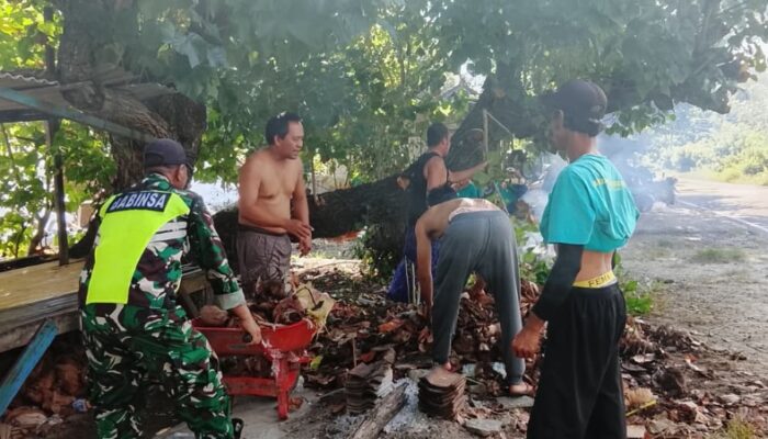 TNI dan Warga Bersihkan Pantai Gili Genting Sekotong