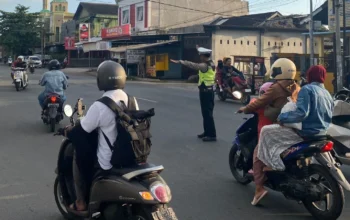 Upaya Menjaga Kamseltibcarlantas, Polsek Batulayar Laksanakan Pengaturan Lalu Lintas Intensif di Simpang 3 Montong