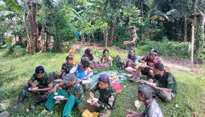 Hangatnya Kebersamaan Satgas dan Warga Bangun Jembatan Garuda
